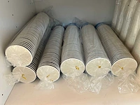 3 rvs bekerhouders met circa 1.300 kartonnen milkshakebekers en circa 650 ijsbakjes - afbeelding 3 van  6