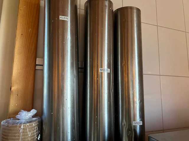 3 rvs bekerhouders met circa 1.300 kartonnen milkshakebekers en circa 650 ijsbakjes - afbeelding 6 van  6