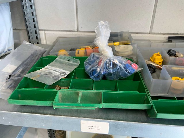 3 secties legbordstelling met spuitonderdelen, veld onderzoek toebehoren, etc. - afbeelding 2 van  18