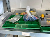 3 secties legbordstelling met spuitonderdelen, veld onderzoek toebehoren, etc. - afbeelding 2 van  18
