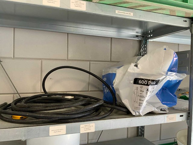 3 secties legbordstelling met spuitonderdelen, veld onderzoek toebehoren, etc. - afbeelding 8 van  18