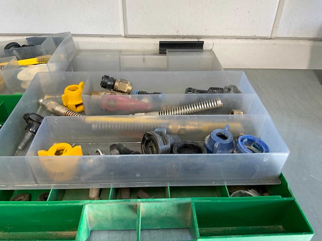 3 secties legbordstelling met spuitonderdelen, veld onderzoek toebehoren, etc. - afbeelding 16 van  18