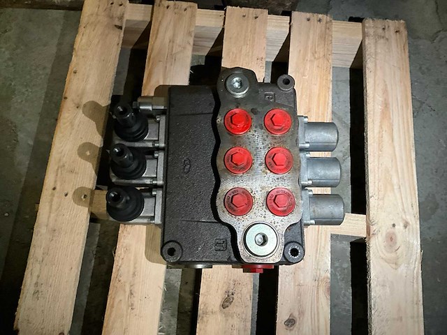 3-stands hydrauliek stuurschuif - afbeelding 1 van  3