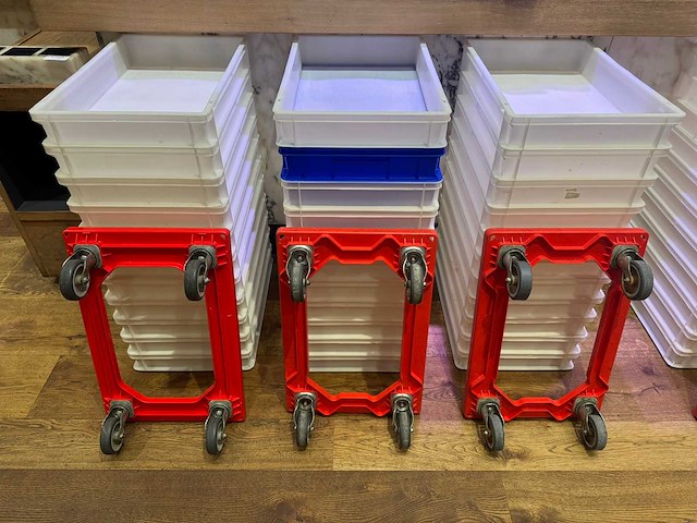 3 trolleys met 33 bakken - afbeelding 1 van  2