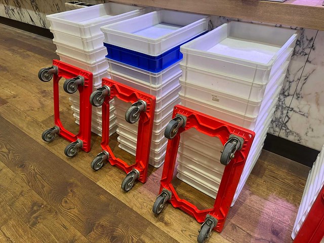 3 trolleys met 33 bakken - afbeelding 2 van  2
