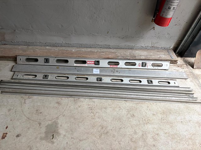 3 waterpassen en 6 aluminium rijen - afbeelding 1 van  1