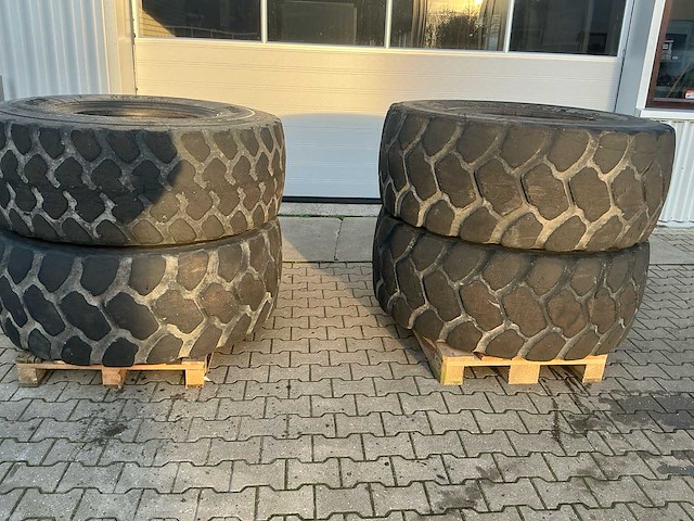3 x goodyear 1x hilo wiellader banden - wiellader banden set - band, wiel - afbeelding 6 van  13