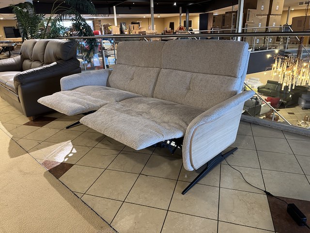 3-zits bank, wit stof, elektrisch verstelbare relaxfunctie, zwarte poten - afbeelding 1 van  4