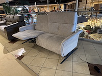 3-zits bank, wit stof, elektrisch verstelbare relaxfunctie, zwarte poten - afbeelding 2 van  4