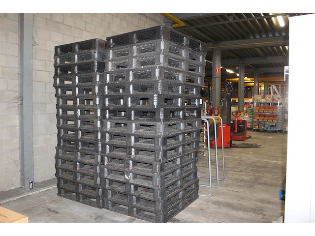 30 kunststof euro-pallets. - afbeelding 1 van  2