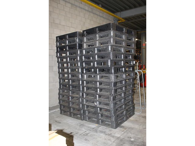 30 kunststof euro-pallets. - afbeelding 2 van  2