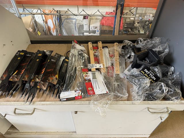 30x bbq accessoires w.o. vork, schoonmaakborstel w.o. patton - afbeelding 1 van  6