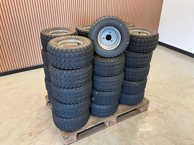 30x ongebruikt band met velg 17x8.00-8 - afbeelding 1 van  6