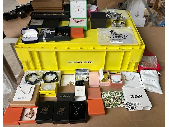 31x sieraden en accessoires w.o. myka, joöli's, addà gems, guess, oak & luna - afbeelding 1 van  8