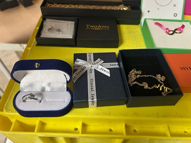 31x sieraden en accessoires w.o. myka, joöli's, addà gems, guess, oak & luna - afbeelding 2 van  8