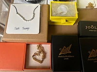 31x sieraden en accessoires w.o. myka, joöli's, addà gems, guess, oak & luna - afbeelding 4 van  8