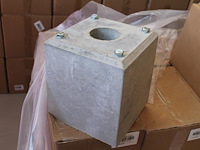 32 betonnen voeten t.b.v. laadpalen. - afbeelding 3 van  4