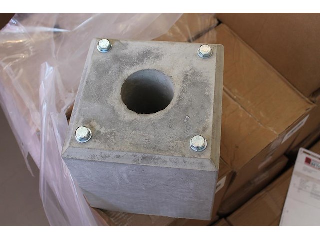 32 betonnen voeten t.b.v. laadpalen. - afbeelding 4 van  4