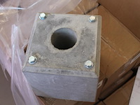 32 betonnen voeten t.b.v. laadpalen. - afbeelding 4 van  4