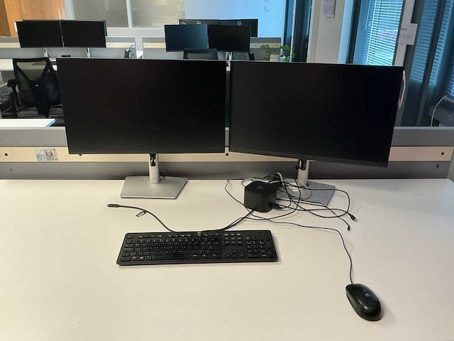 32 monitoren met 15 dockingstations - afbeelding 2 van  18