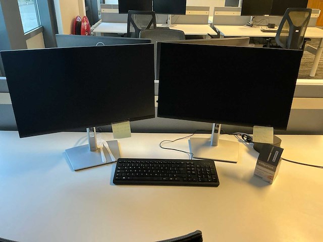 32 monitoren met 15 dockingstations - afbeelding 4 van  18