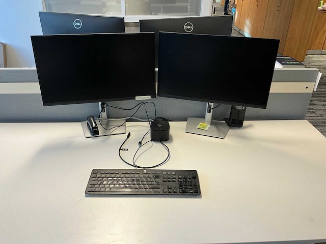 32 monitoren met 15 dockingstations - afbeelding 8 van  18