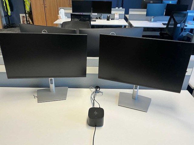 32 monitoren met 15 dockingstations - afbeelding 9 van  18