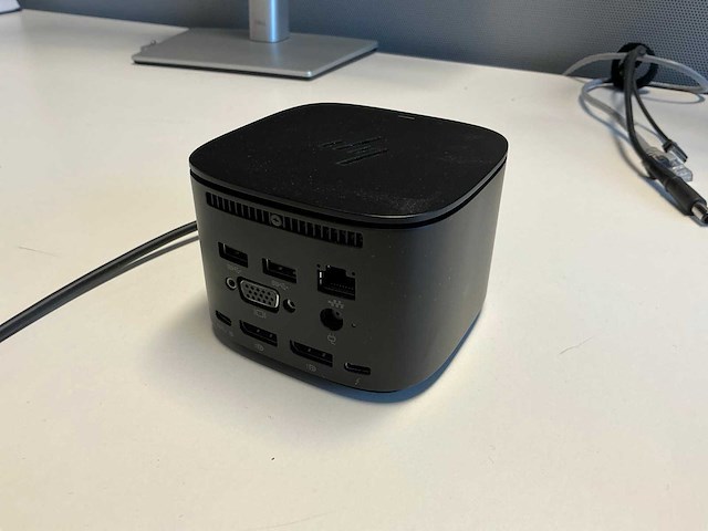 32 monitoren met 15 dockingstations - afbeelding 12 van  18