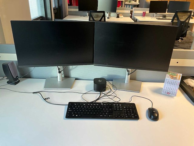 32 monitoren met 15 dockingstations - afbeelding 15 van  18