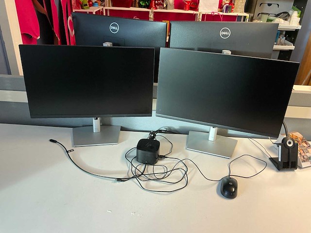 32 monitoren met 15 dockingstations - afbeelding 17 van  18