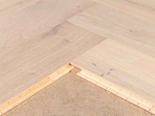 33 m2 parket eiken visgraat mutliplank - 750 x 130 x 14 mm - afbeelding 2 van  4