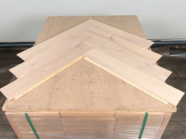 33 m2 parket eiken visgraat mutliplank - 750 x 130 x 14 mm - afbeelding 3 van  4