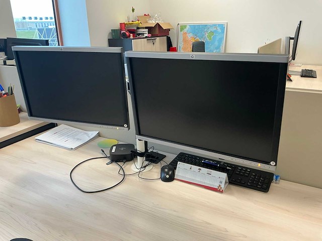 33 monitoren met 13 dockingstations - afbeelding 4 van  17