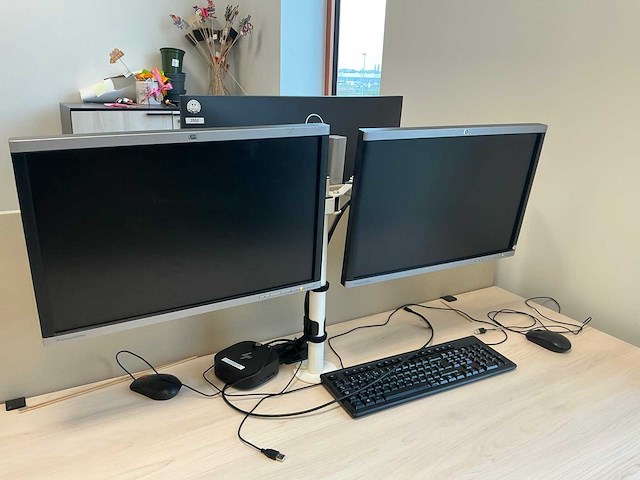 33 monitoren met 13 dockingstations - afbeelding 5 van  17