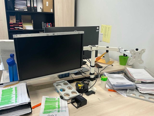 33 monitoren met 13 dockingstations - afbeelding 6 van  17