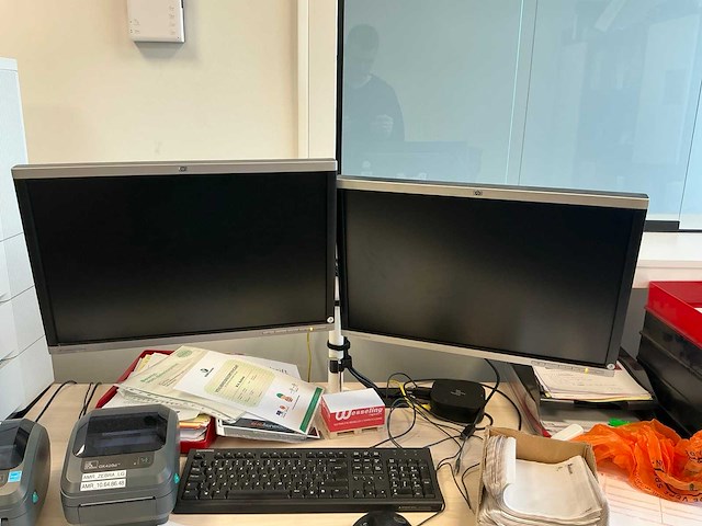 33 monitoren met 13 dockingstations - afbeelding 7 van  17