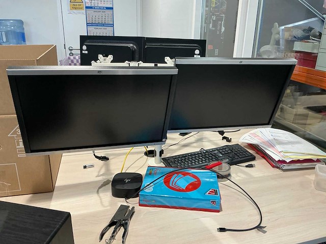 33 monitoren met 13 dockingstations - afbeelding 8 van  17