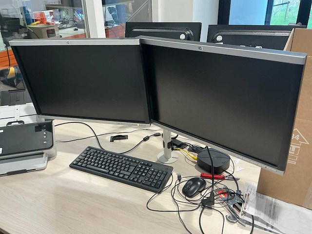 33 monitoren met 13 dockingstations - afbeelding 9 van  17