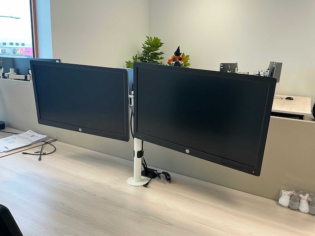 33 monitoren met 13 dockingstations - afbeelding 1 van  17
