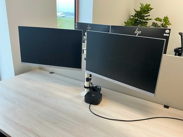 33 monitoren met 13 dockingstations - afbeelding 10 van  17