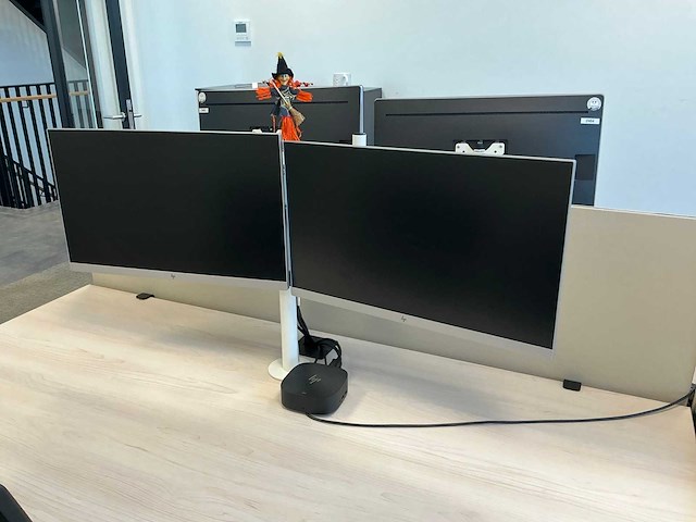 33 monitoren met 13 dockingstations - afbeelding 11 van  17