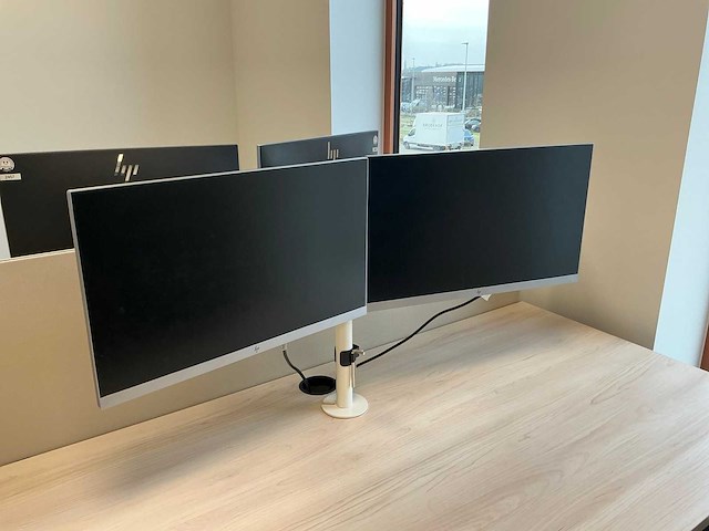 33 monitoren met 13 dockingstations - afbeelding 12 van  17