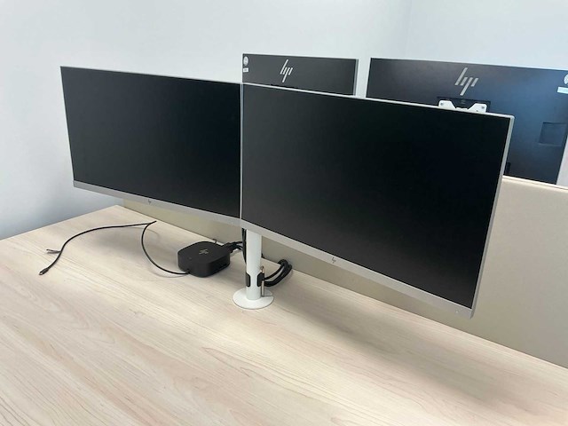 33 monitoren met 13 dockingstations - afbeelding 13 van  17