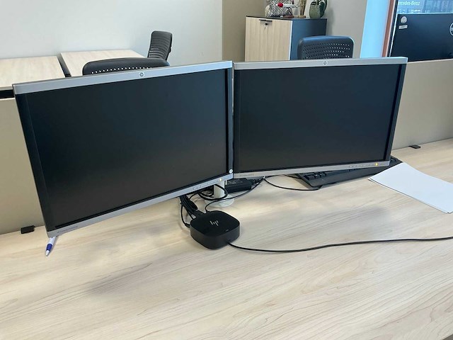 33 monitoren met 13 dockingstations - afbeelding 15 van  17