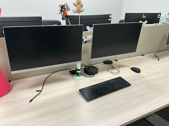 33 monitoren met 13 dockingstations - afbeelding 16 van  17