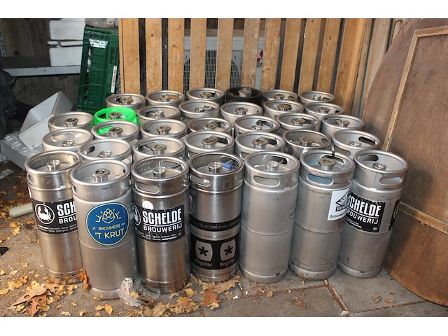 33 stuks 20 liter fusten in diverse uitvoeringen. - afbeelding 2 van  2