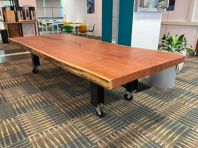 330x135cm industriële boomstam tafel - afbeelding 1 van  6
