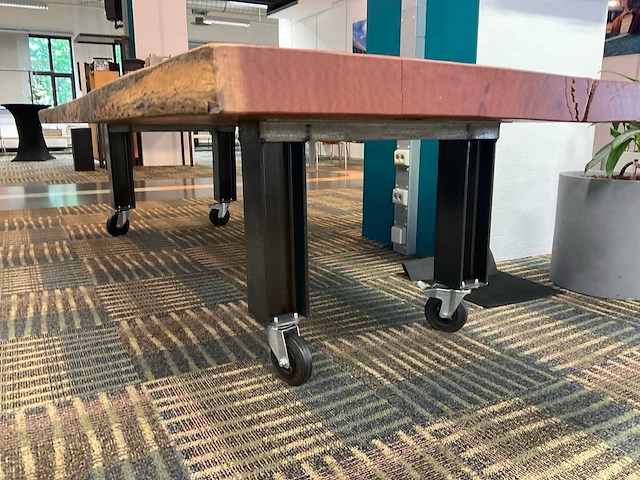330x135cm industriële boomstam tafel - afbeelding 2 van  6