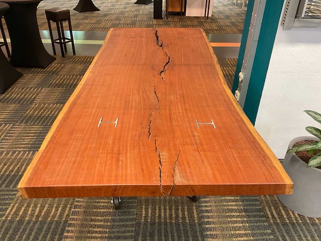 330x135cm industriële boomstam tafel - afbeelding 3 van  6