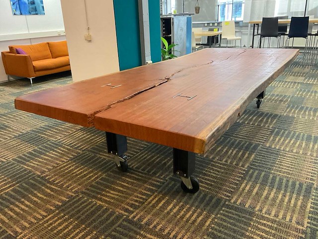 330x135cm industriële boomstam tafel - afbeelding 5 van  6
